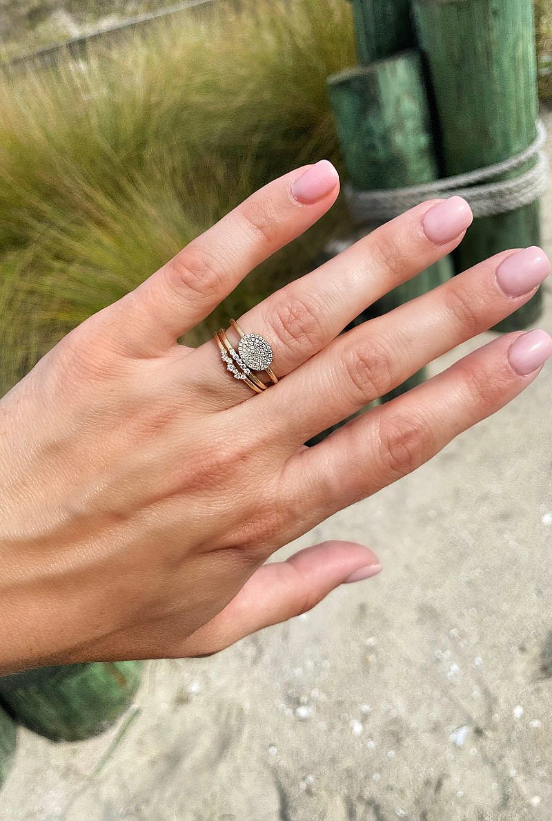 4SpE4WHA (1) gold and diamond rings on womens hand