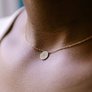 neck wearing gold and diamond circle necklace