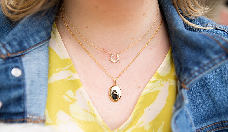 SSFPE14100_DFNCK11163 woman wearing locket and horseshoe necklace
