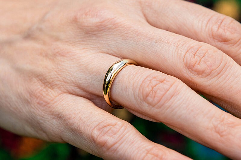 C00690804-70791 MB Essentials Gold Dome Ring